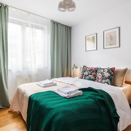 Elektoralna 12A - Colorful Apartment With Balcony By Noclegi Renters วอร์ซอ ภายนอก รูปภาพ