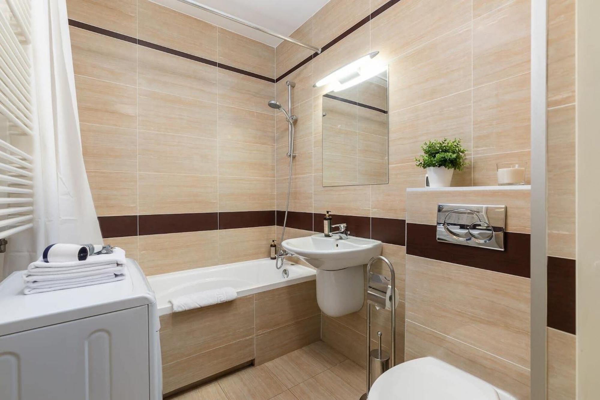 Elektoralna 12A - Colorful Apartment With Balcony By Noclegi Renters วอร์ซอ ภายนอก รูปภาพ