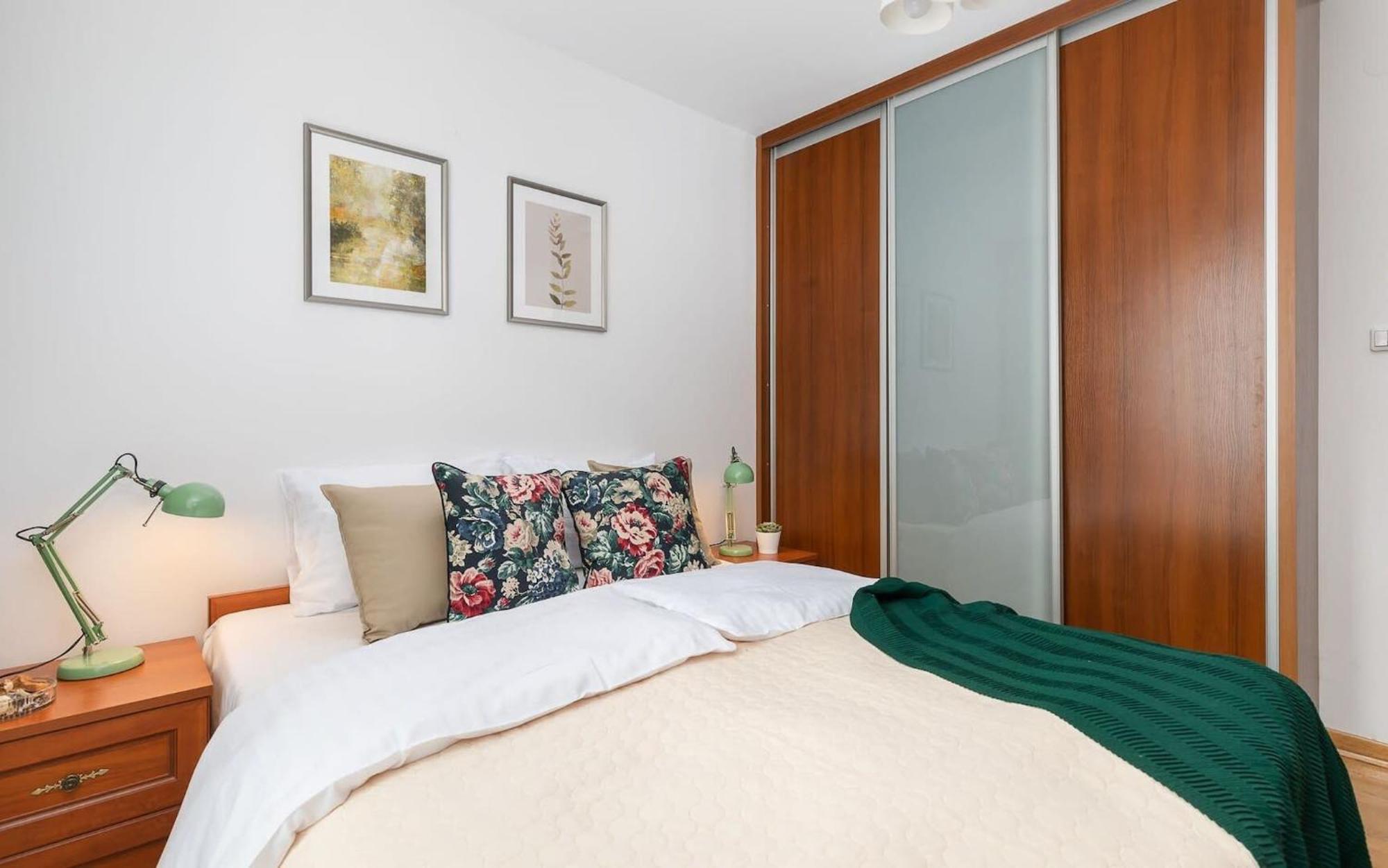 Elektoralna 12A - Colorful Apartment With Balcony By Noclegi Renters วอร์ซอ ภายนอก รูปภาพ