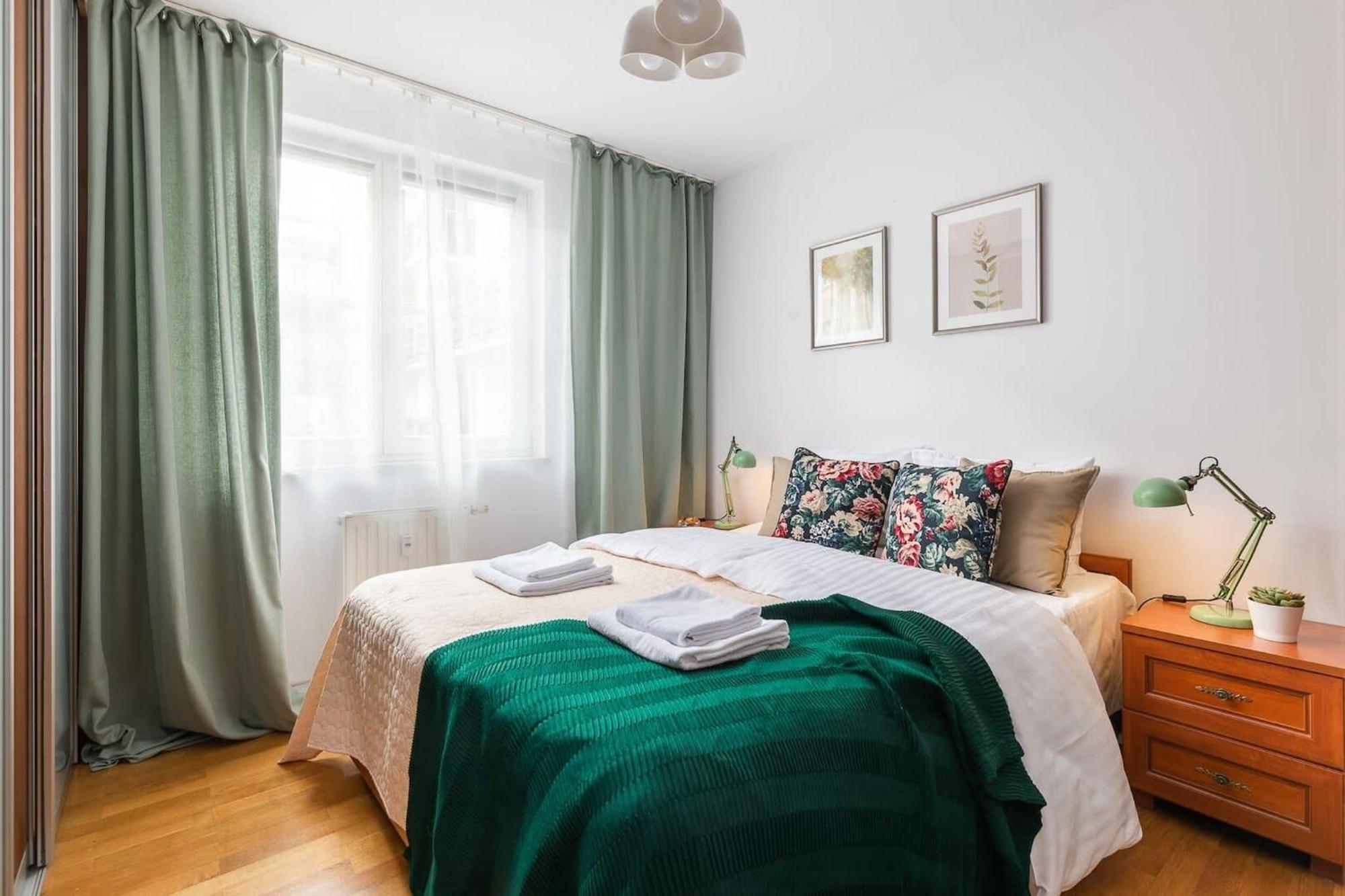 Elektoralna 12A - Colorful Apartment With Balcony By Noclegi Renters วอร์ซอ ภายนอก รูปภาพ